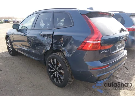 2025 Volvo Xc60 B5 Plus z USA, uszkodzony, nr VIN YV4M12RC4S1170850